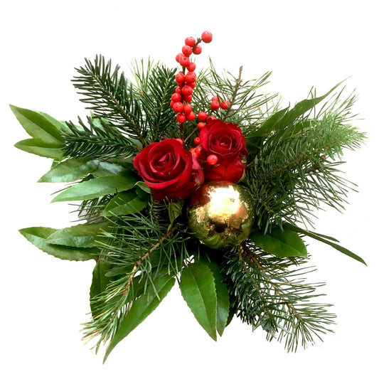 Blumenstrauß „Nikolaus“ – Weihnachtliches Gesteck mit roten Rosen, Ilex (Stechpalme) & Tannengrün