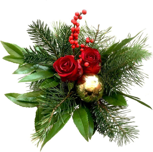 Blumenstrauß Wintertraum – Festlicher Blumenstrauß mit roten Rosen, Tannenzweigen & goldener Christbaumkugel